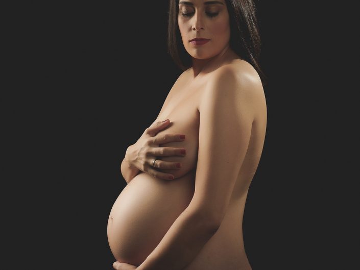 Foto estudio de embarazo desnuda