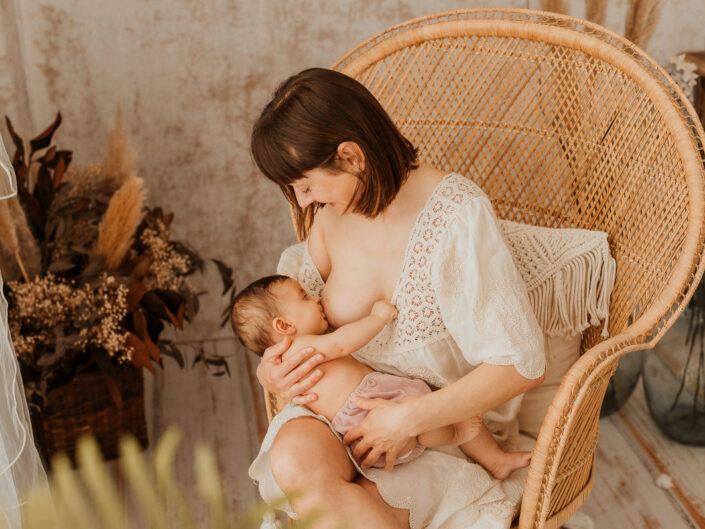 Foto de maternidad lactancia en estudio.