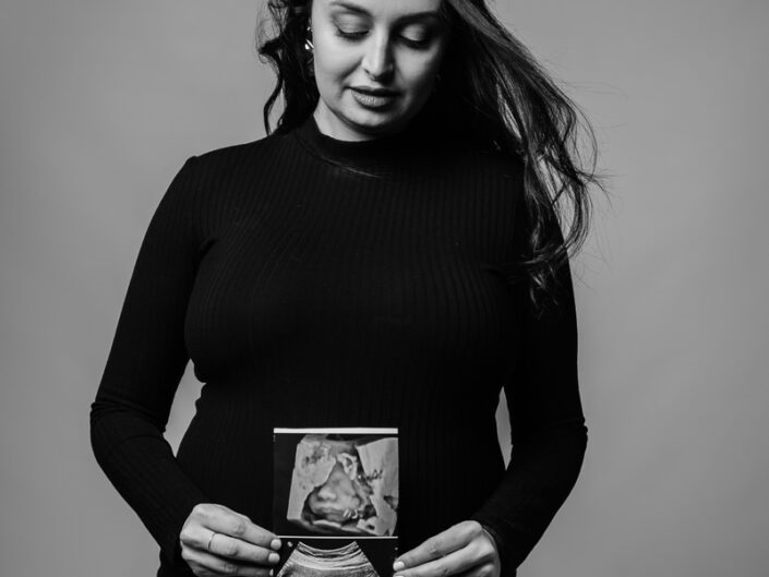 Foto de embarazada con ecografía .
