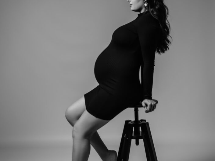 Foto de embarazada en estudio blanco y negro 2023