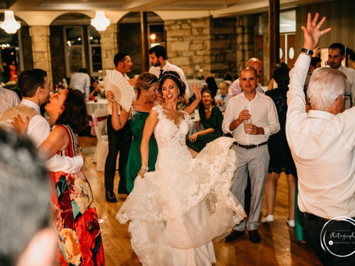 Foto de la novia bailando en su boda Vigo