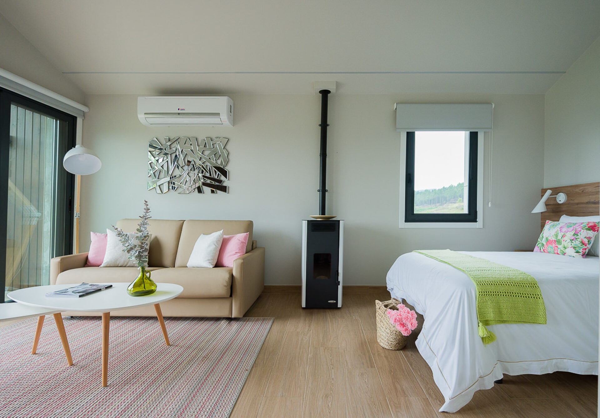 habitación moderna y ordenada con un sofá beige